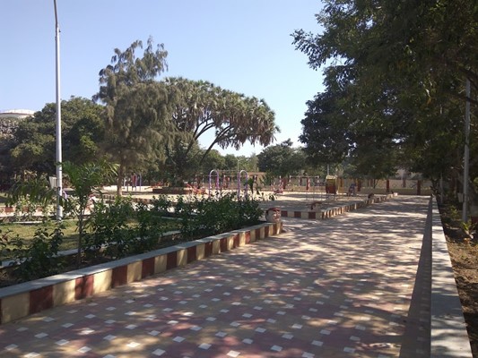 Kamla Nehru Park in Porbandar featuring well-maintained gardens and beautiful sea views