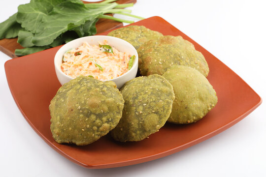 Golden fried Palak Puri, a flavorful spinach-infused bread delicacy.