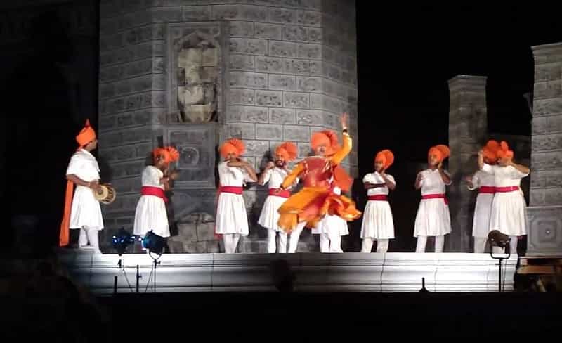 Dramatic musical narration of historical events through traditional Povadas