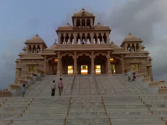 Sacred Sri Hari Mandir temple in Porbandar featuring stunning architecture and spiritual ambiance by the sea