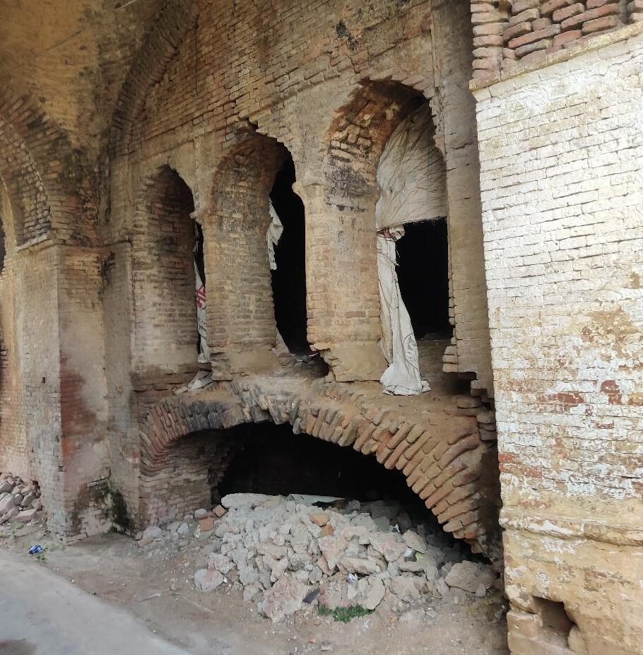 Crumbling walls of the gateway of sarai at Sarai Banjara, Fatehgarh Sahib