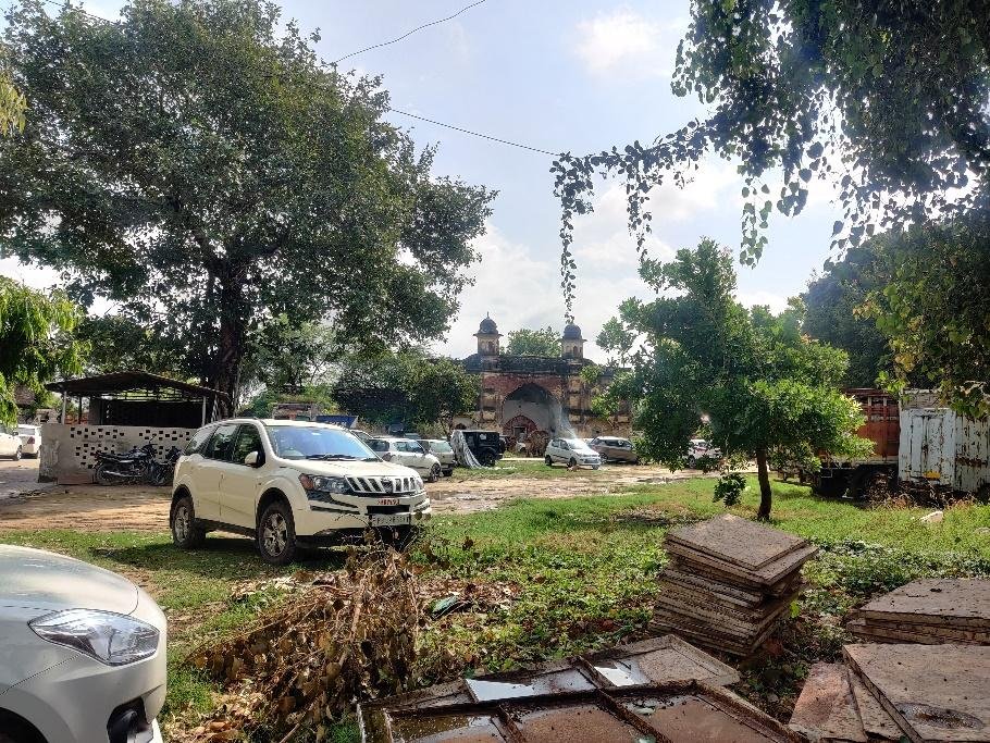 The sarai enclosure being used for parking at Sultanpur Lodhi