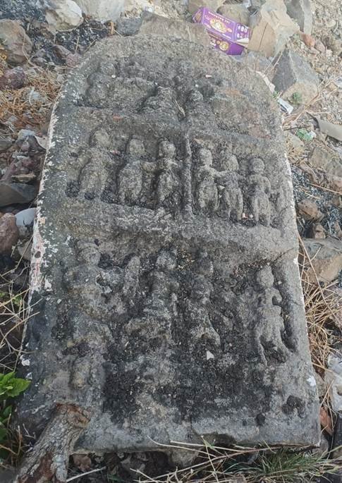 Hero stone (Virgal) near the Lakshmi Temple, Soundalga