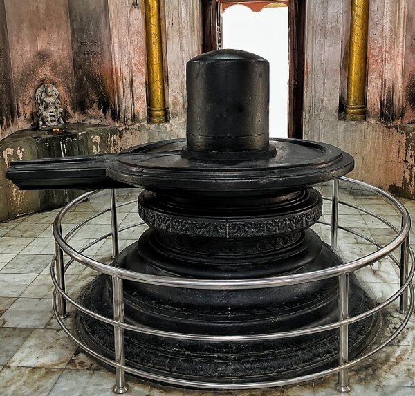 main 'Lingam at Prathvinath,' which is considered Asia’s heaviest and largest.